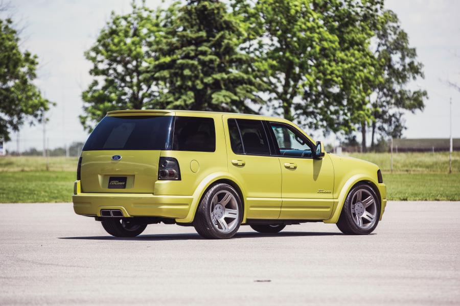  Ford Explorer Urban Concept 2002 года  (фото 3 из 16)